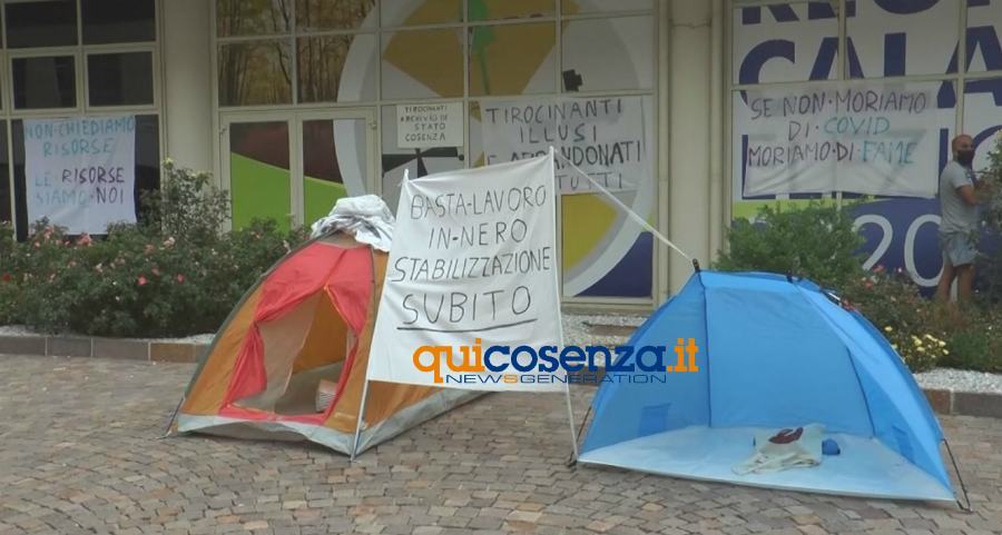 Lavoro, presidio dei precari alla Regione: "Riconosceteci i nostri diritti” 62 precari tirocinanti protesta regione 05