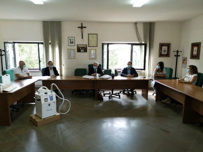 Casali del Manco dona un sanificatore al reparto di Terapia Intensiva di Cosenza 57 sanificatore3