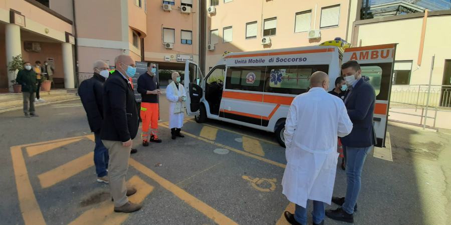 Spoke Corigliano-Rossano, consegnata nuova ambulanza. Stasi: "ora subito laboratorio tamponi" 56 CR AMBULANZA 1