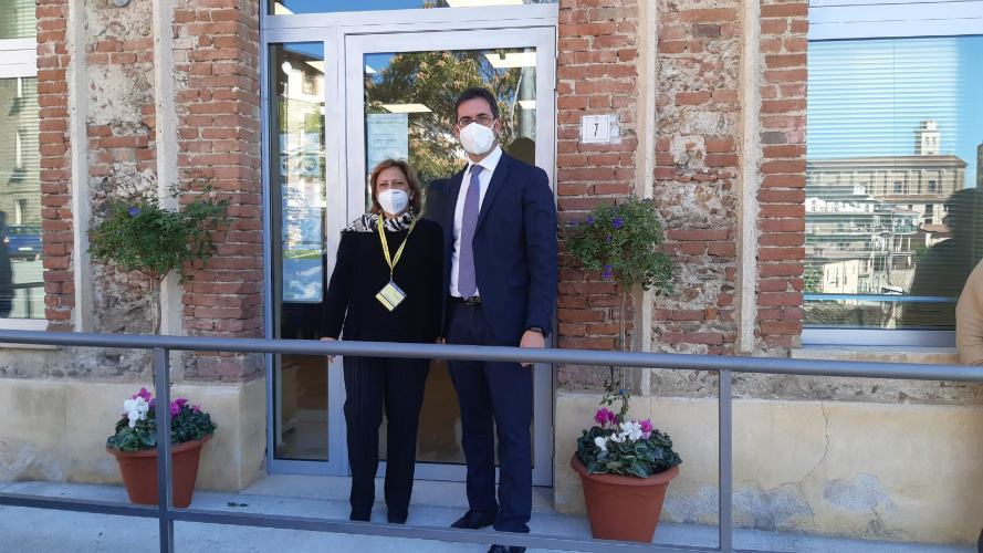 Apre a San Pietro in Guarano un nuovo ufficio postale 54 La direttirce dellUfficio Mecca Antonella e il direttore della filiale di Poste di Cosenza Placido Ascione