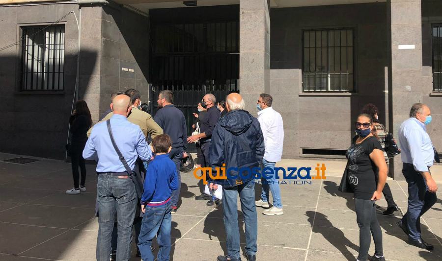 Cosenza: emergenza abitativa, nuova protesta davanti al Comune 57 Protesta casa cosenza comune 1