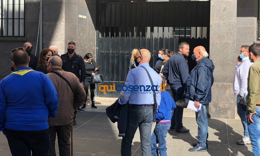 Cosenza: emergenza abitativa, nuova protesta davanti al Comune 56 Protesta casa cosenza comune 2