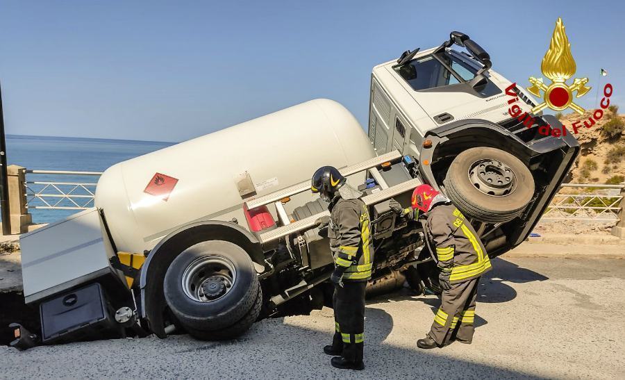 Diamante, autocisterna con GPL sprofonda in una voragine sul lungomare 54 autocisterna gpl diamante 02