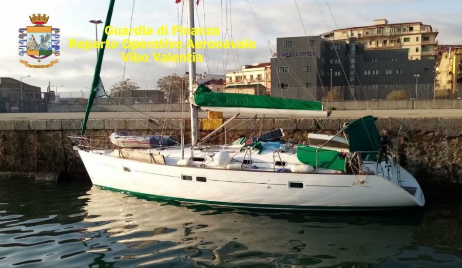 Nella notte giunti 93 migranti a bordo di due imbarcazioni. Scafisti sono ucraini 54 migranti capocolonna Gdf 02