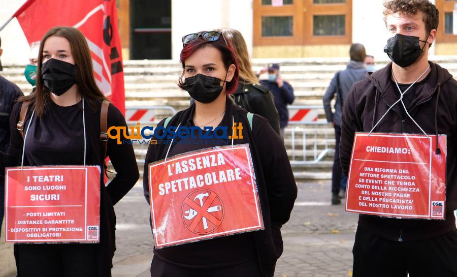 protesta approdi lavoratori spettacolo cosenza 02