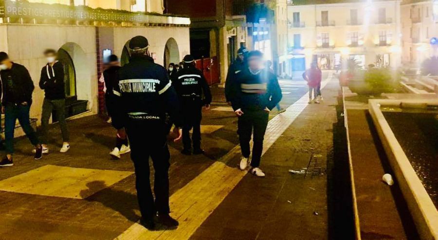 Cosenza: controlli anti assembramento, l'appello del sindaco ai giovani 57 sindaco polizia municipale controlli assembramenti 2