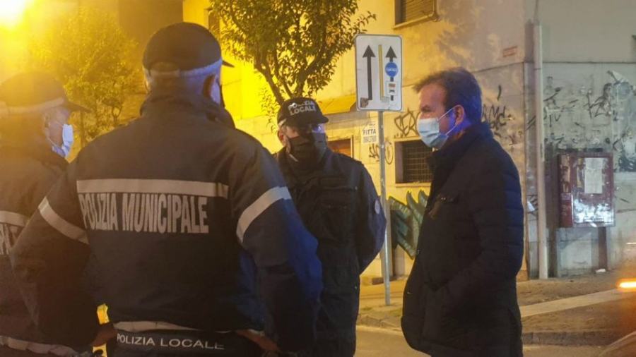 Cosenza: controlli anti assembramento, l'appello del sindaco ai giovani 56 sindaco polizia municipale controlli assembramenti 3