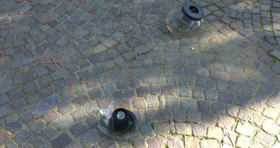 Vandali a Cerisano, danneggiati i lampioni della villetta nei pressi del Municipio 63 vandali cerisano villetta 01