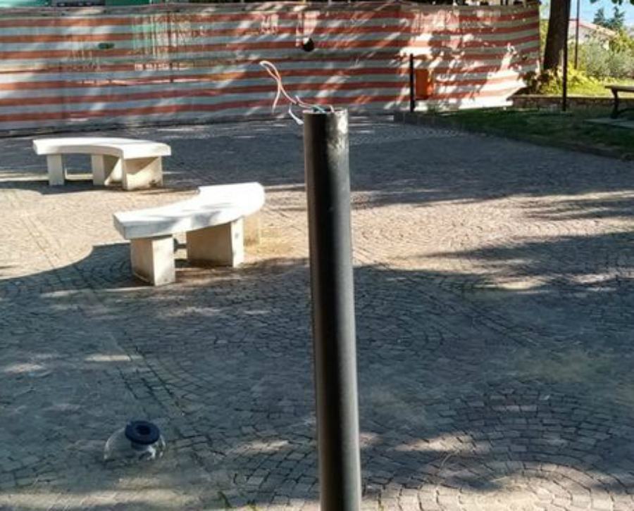 Vandali a Cerisano, danneggiati i lampioni della villetta nei pressi del Municipio 62 vandali cerisano villetta 02
