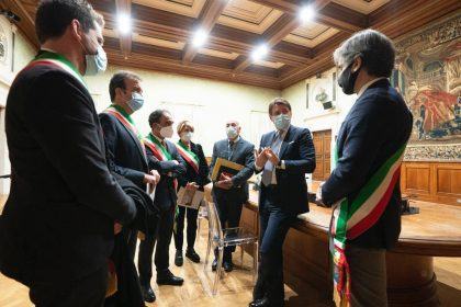 Sit-in sindaci calabresi a Roma, Occhiuto: "abbiamo chiesto la riduzione del debito sanitario" 54 Occhiuto sitin roma