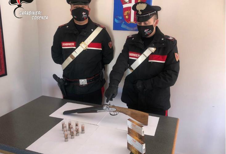 Scalea, nascondeva nel materasso un fucile e cartucce: arrestato 37enne 54 armi