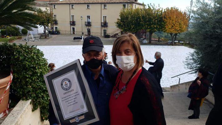Altomonte, Francesco Caporale firma la tela da Guinnes World Record in Piazza San Francesco 54 Francesco Caporale