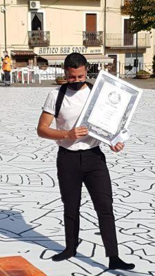 Altomonte, Francesco Caporale firma la tela da Guinnes World Record in Piazza San Francesco 52 Francesco Caporale