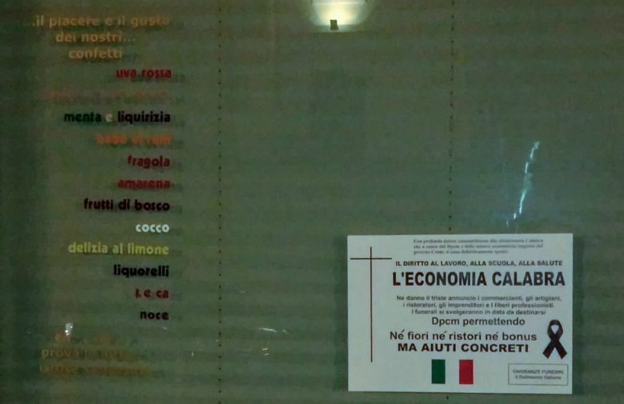 Calabria zona rossa, sulle serrande 'manifesti funebri' per la morte dell'economia 57 manifesto funebre protesta zona rossa morte calabria economia 02
