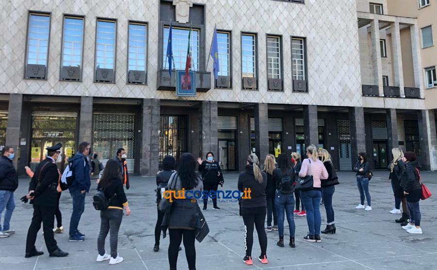 protesta mamme cosenza chiusura scuole 02