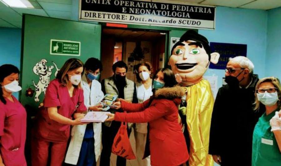 Castrovillari: libri, fumetti e matite colorate donate al reparto di pediatria 54 Donazioni pediatria castrovillari 01