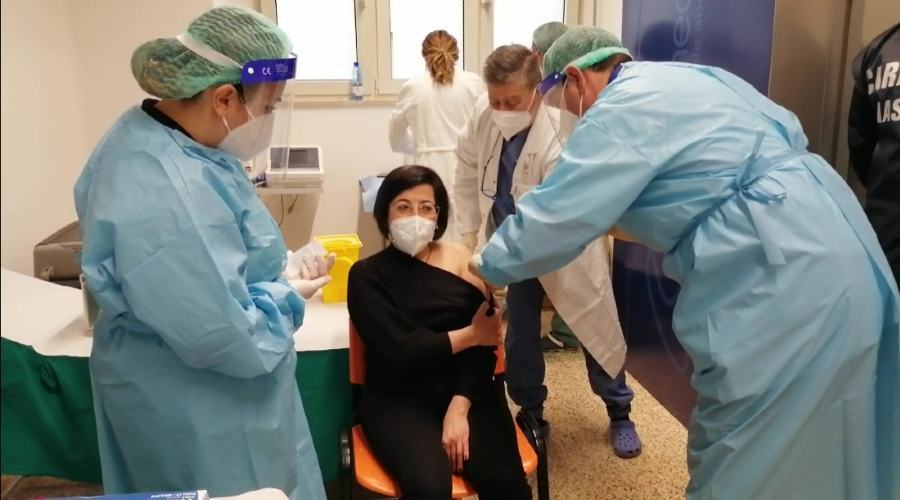 Infermiera vaccino covid Annunziata