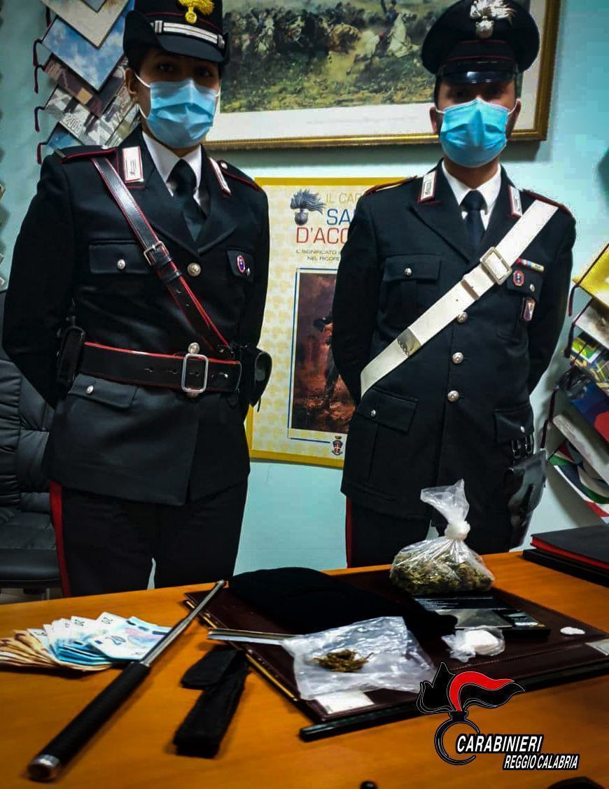 Controlli anti-covid, arrestato 42enne per spaccio 54 PALMI. CONTROLLI ANTI COVID 19 I CARABINIERI ARRESTANO 42ENNE DEL POSTO PER SPACCIO DI STUPEFACENTI E CHIUDONO DUE LOCALI.