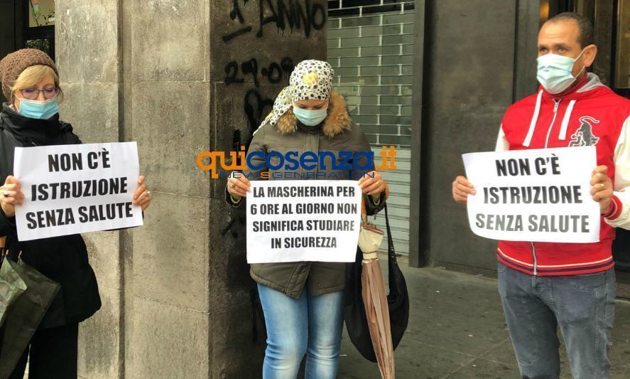 Protesta genitori scuola cosenza covid 01