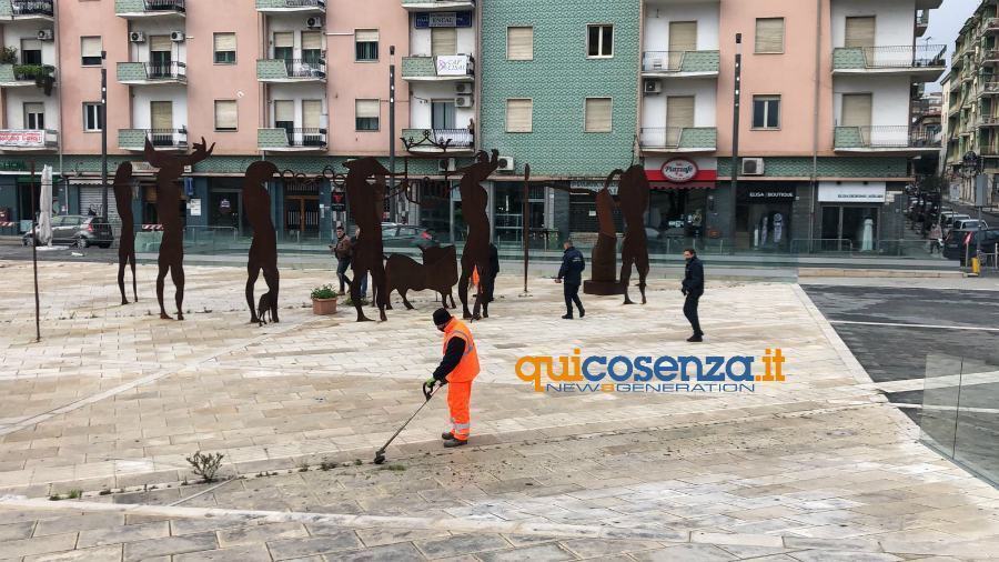 Pulizia straordinaria su piazza Bilotti, ancora inaccessibile e sotto sequestro 59 Pulizia straordinaria piazza Bilotti cosenza 02