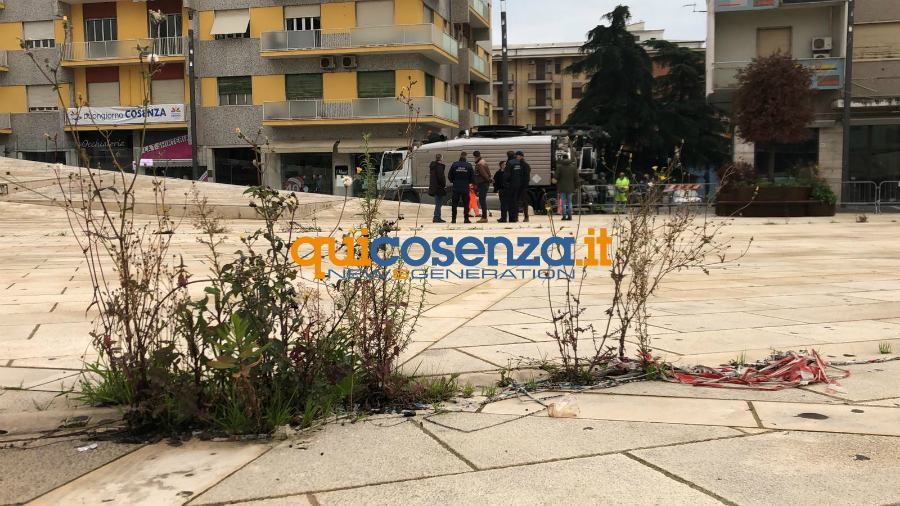 Pulizia straordinaria su piazza Bilotti, ancora inaccessibile e sotto sequestro 58 Pulizia straordinaria piazza Bilotti cosenza 03