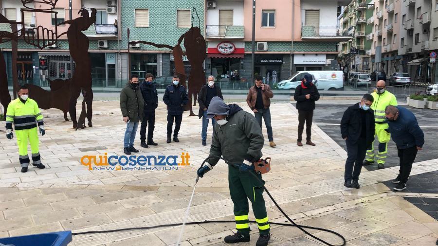 Pulizia straordinaria su piazza Bilotti, ancora inaccessibile e sotto sequestro 60 Pulizia straordinaria piazza Bilotti cosenza 04