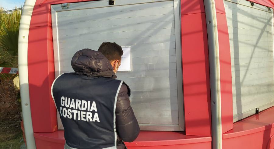 Abusivismo sul demanio marittimo, sequestrata un'area di 115 metri quadri 54 Sequestro area nicotera marina e chiosco 02