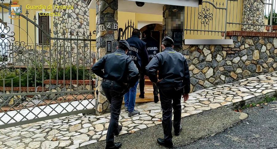 Villa di lusso e auto costose, sequestrato l'impero di un'orafa paolana 56 Villa Bed Breakfast Paola sequestro 02