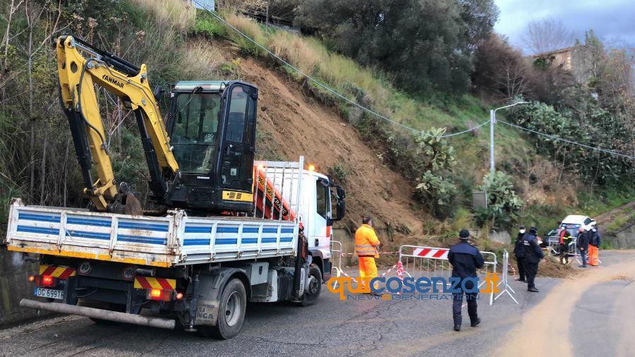 Nuova frana nei pressi del Mariano Santo, fango e detriti sulla strada 57 frana via corsonello mariano santo 2020 01