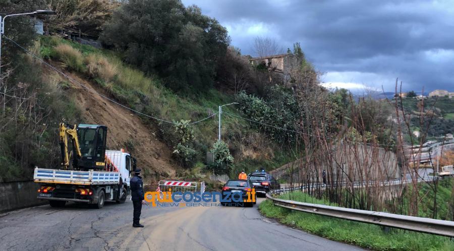 Nuova frana nei pressi del Mariano Santo, fango e detriti sulla strada 56 frana via corsonello mariano santo 2020 03