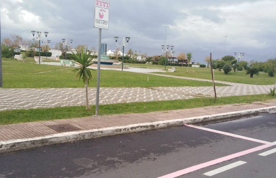 Scalea, istituiti i parcheggi rosa per le donne in attesa 54 parcheggio rosa villa comunale scalea 02