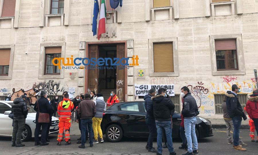 Protesta all'ASP di Cosenza: "nessuna indennità Covid, basta invisibili della sanità" 57 protesta 118 e ps davanti asp cosenza 01