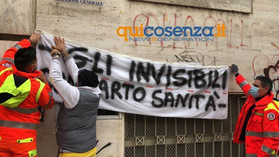 Protesta all'ASP di Cosenza: "nessuna indennità Covid, basta invisibili della sanità" 56 protesta 118 e ps davanti asp cosenza 03
