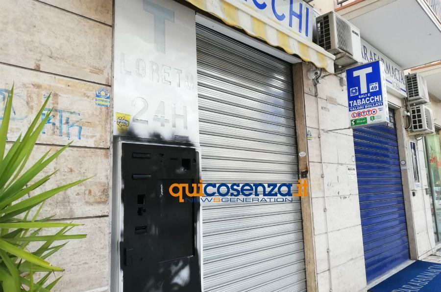 Atto vandalico ai danni di un tabacchi a piazza Loreto: "è il sesto in pochi mesi" 54 tabacchi piazza loreto 01