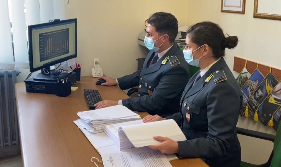 Frode fiscale e società 'cartiere', 5 denunce. Sequestrati beni per 844mila euro 54 Guardia finanza documenti verifica fiscale