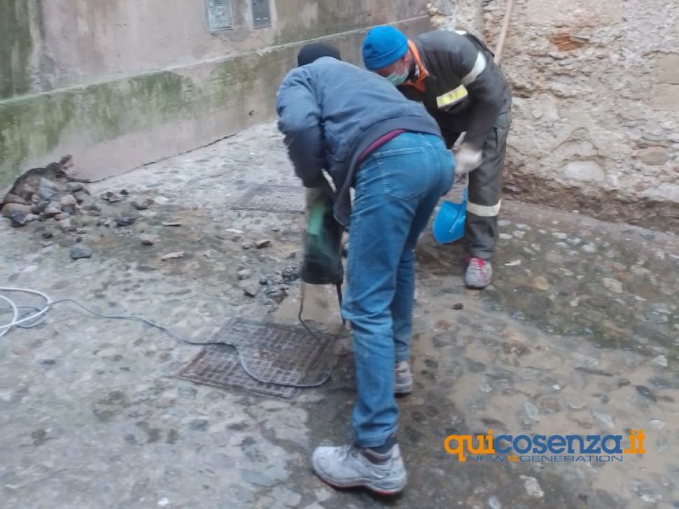 Centro storico senz'acqua, cittadini da giorni costretti a riempire bottiglie 52 lavori condotta idrica centro storico perdita cosenza