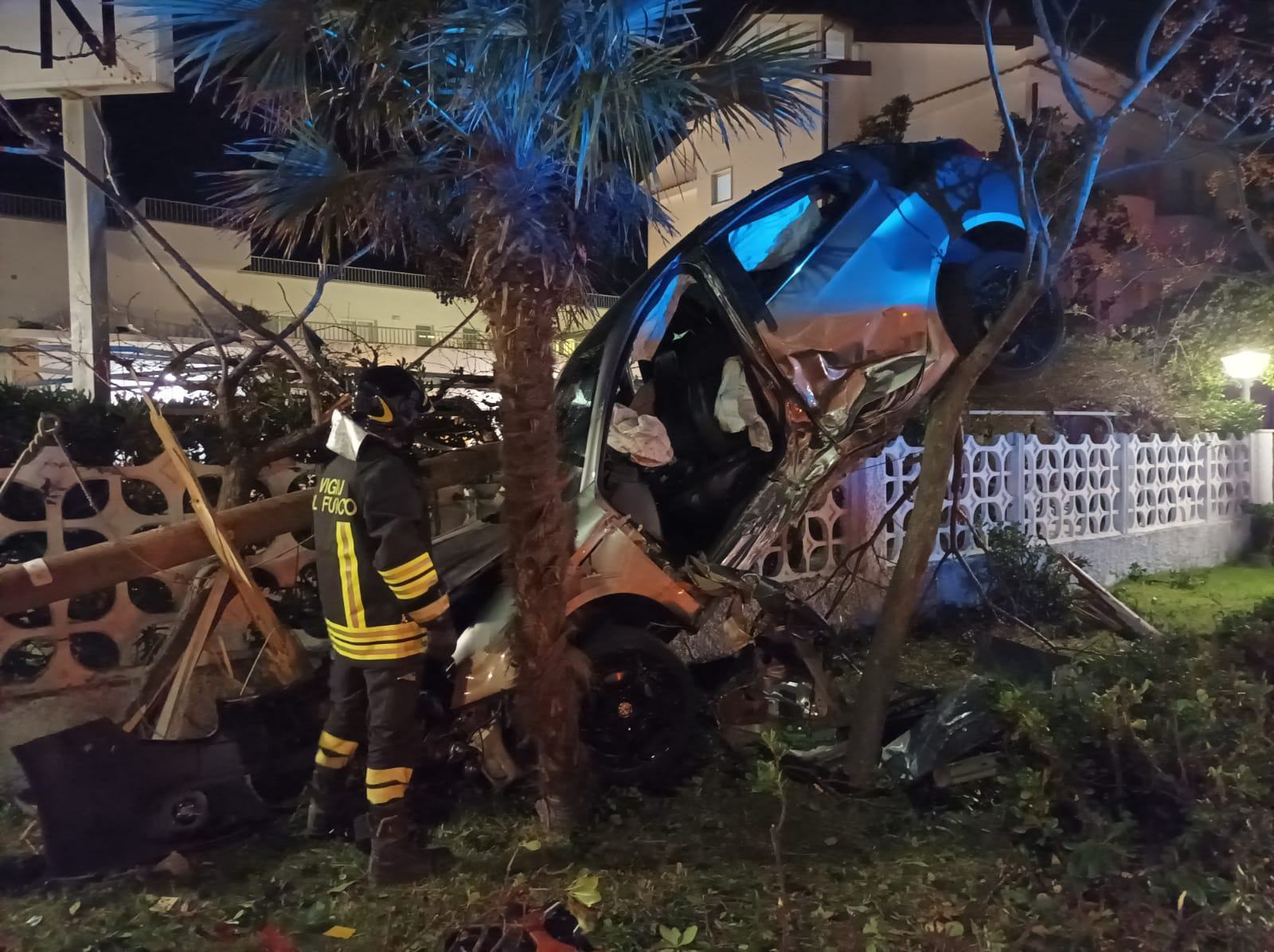 Sbanda in auto e si incastra tra gli alberi. Muore un giovane a Praia a Mare 52 ALFA ROMEO 2