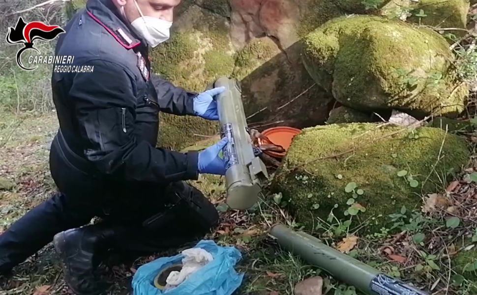 Due lanciarazzi anticarro carichi e funzionanti nascosti tra le rocce 02