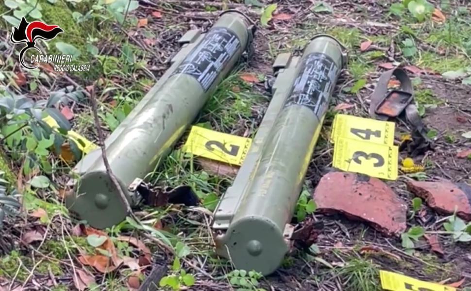 Due lanciarazzi anticarro carichi e funzionanti nascosti tra le rocce 03