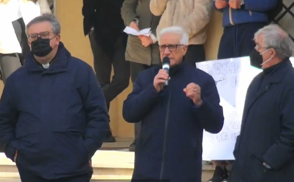 Diamante, studenti in piazza per "fermare le violenze e difendere la libertà" 52 diamante incontro studenti bentivoglio