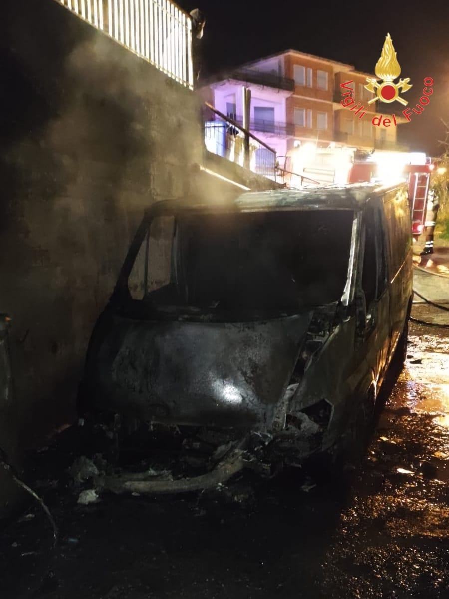 Furgone distrutto dalle fiamme, si indaga su un possibile atto intimidatorio 52 furgone fiamme 2