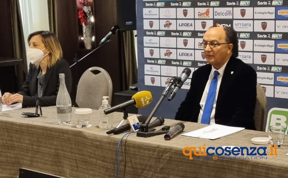 Guarascio: "fatto l'impossibile per il Cosenza, non mollo". Al Marulla lo striscione dei tifosi 53 guarascio conferenza stampa villa fabiano 01