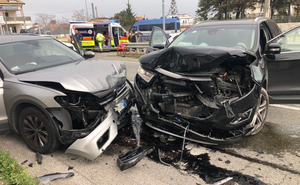 Violento scontro tra due suv sulla statale 106 jonica 52 incidente 106 calopezzati 01