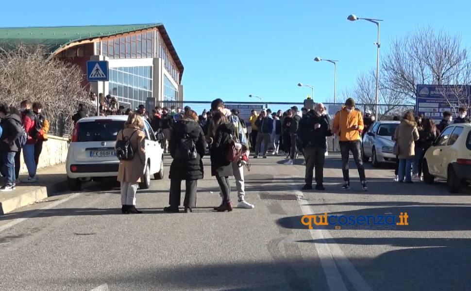 protesta valentini majorana protesta molestie castrolibero 02