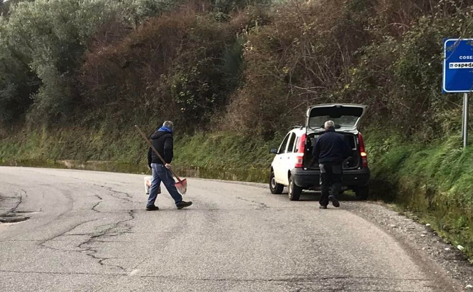 Mendicino, al via la sistemazione delle buche stradali 53 riparazione buche mendicino 02