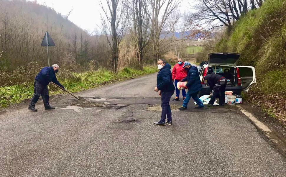 Mendicino, al via la sistemazione delle buche stradali 52 riparazione buche mendicino