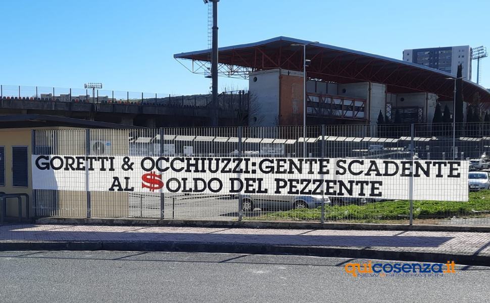 Guarascio: "fatto l'impossibile per il Cosenza, non mollo". Al Marulla lo striscione dei tifosi 51 striscione contro il presidente guarascio al marulla