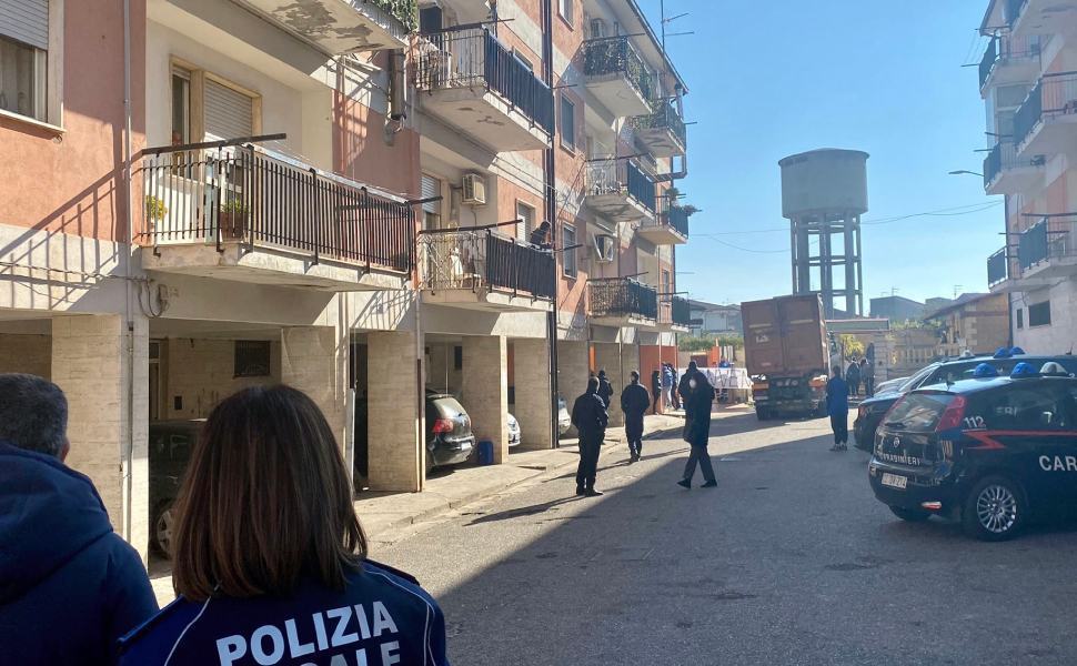 Manufatti abusivi, partite a Cassano Ionio le attività di demolizione 51 demolizione manufatti abusivi cassano 02