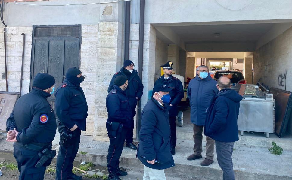 Manufatti abusivi, partite a Cassano Ionio le attività di demolizione 53 demolizione manufatti abusivi cassano 04