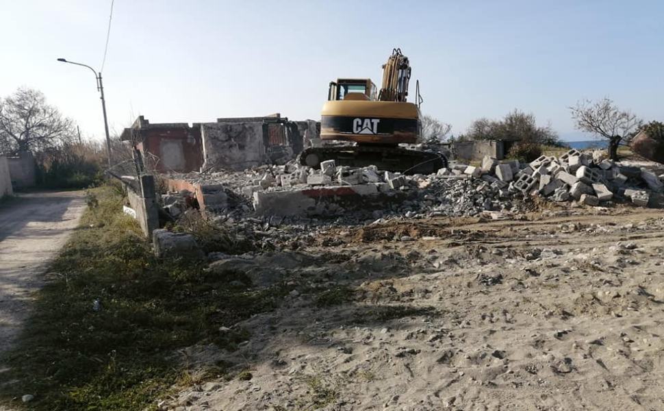 Abusivismo su demanio pubblico, ruspe in azione a Rossano 52 demolizioni rossano 02 1
